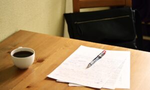 Лист и ручка на столе