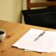 Лист и ручка на столе