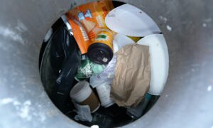 мусорное ведро со стаканами