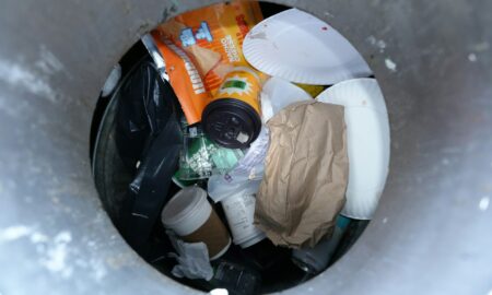 мусорное ведро со стаканами