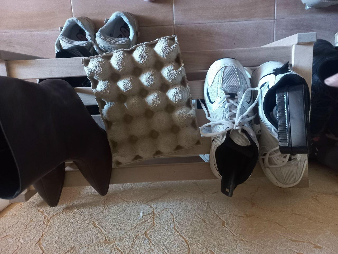 Картонка из-под яиц на обувной полке