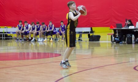 Баскетболист бросает мяч