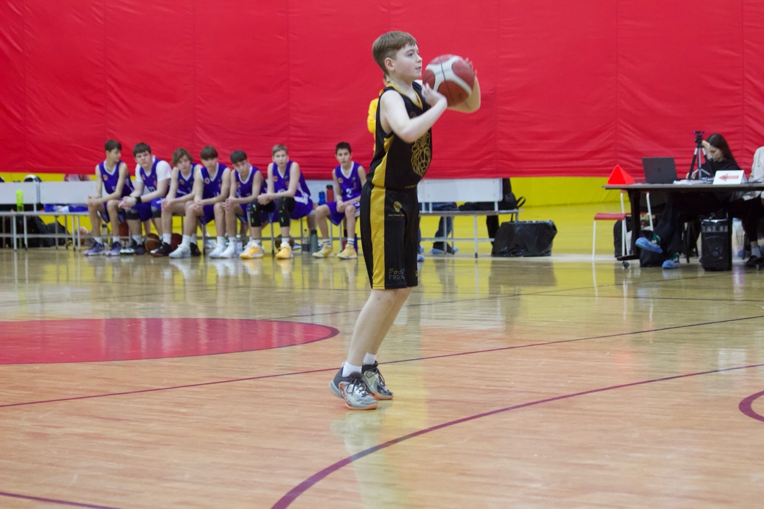 Баскетболист бросает мяч