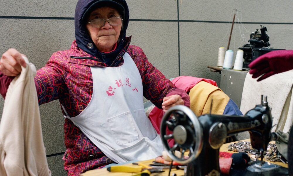 Бабушка шьет