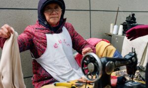 Бабушка шьет