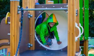 Довольный ребенок на горке