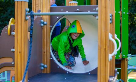 Довольный ребенок на горке