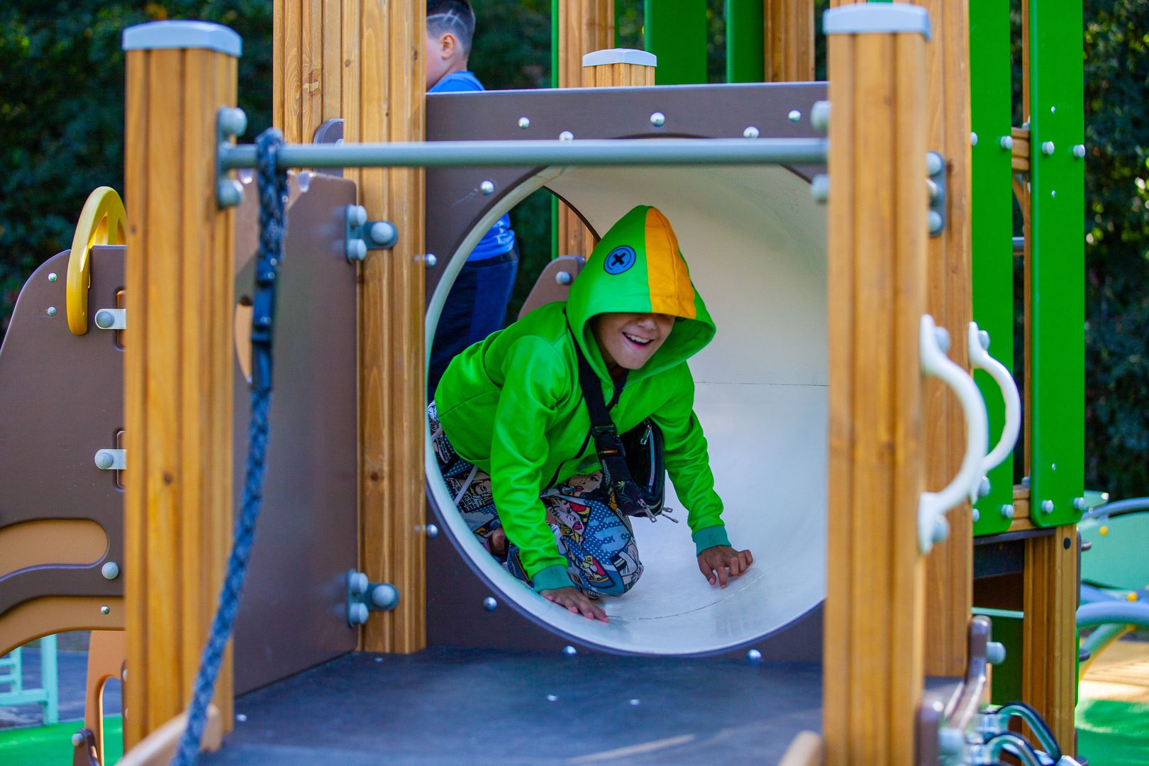 Довольный ребенок на горке