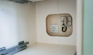 Розетка в гардеробе