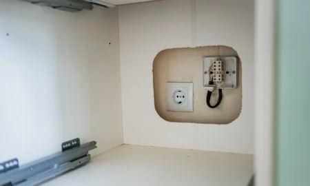 Розетка в гардеробе