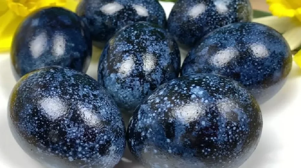 Пасхальные яйца в тарелке