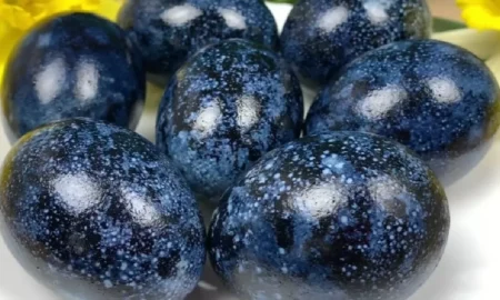 Пасхальные яйца в тарелке