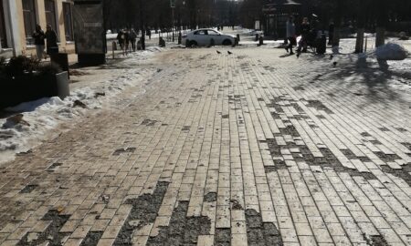 В Старой Руссе проблемы с плиткой