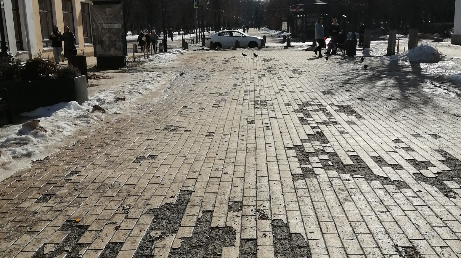 В Старой Руссе проблемы с плиткой