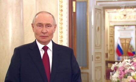 Владимир Путин поздравляет с 8 Марта