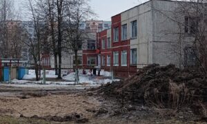 Земельная куча загораживает дорогу в детсад