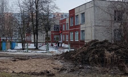 Земельная куча загораживает дорогу в детсад