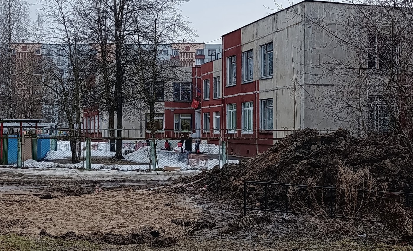 Земельная куча загораживает дорогу в детсад