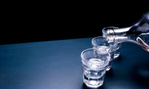 Рюмки с водкой.