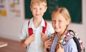 школьники улыбаются