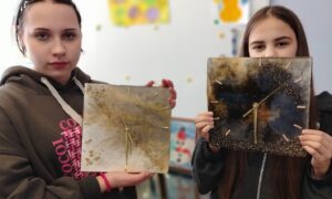 Школьники сделали часы из эпоксидной смолы