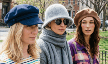 Три девушки в головных уборах