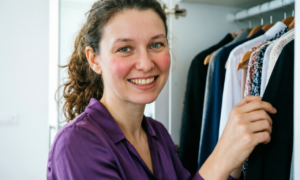 Женщина в фиолетовой блузе