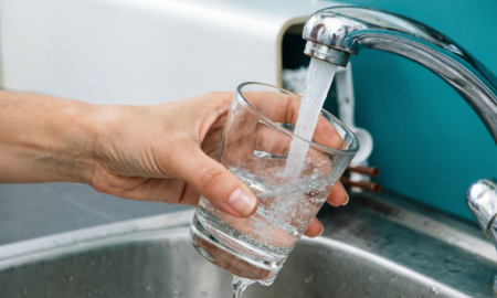 Вода из-под крана в стакане