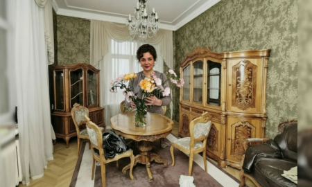 Певица в гостиной с цветами