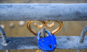 Молодожены оставляют замки на мосту для закрепления союза.