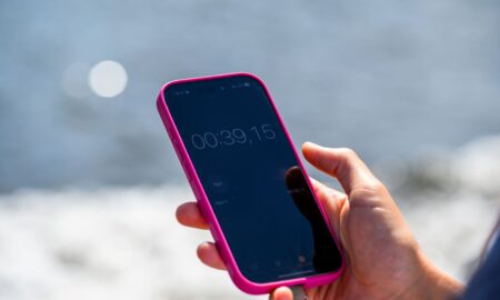 смартфон в руке