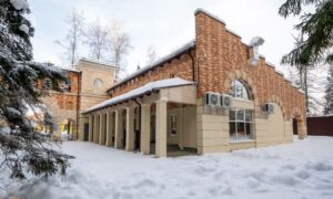 здание отеля, вокруг которого много снега