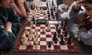 Дети играют в шахматы