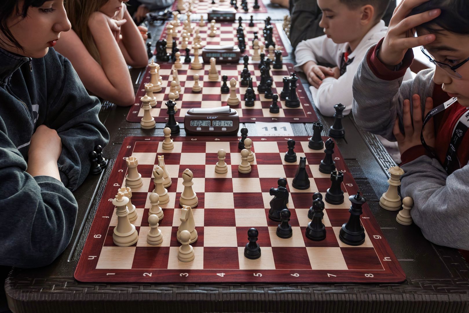 Дети играют в шахматы