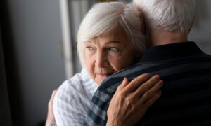 Пожилая пара.