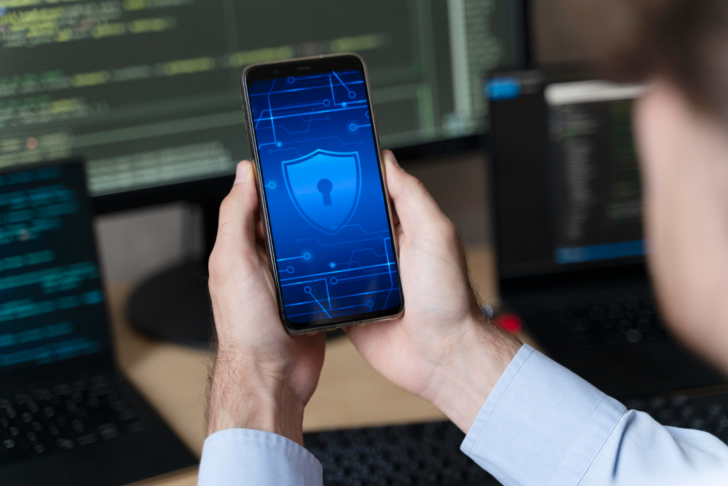 Смартфон, подключенный к Интернету через VPN.