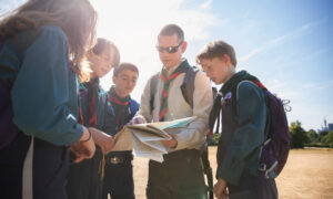 подростки туристы