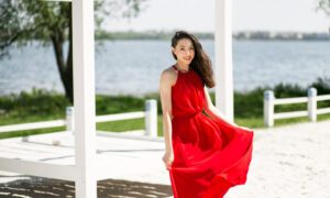 Девушка в красном платье