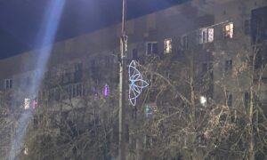 Новогодние украшения в марте