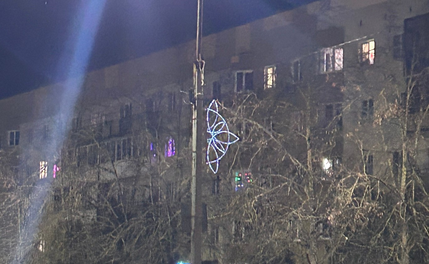 Новогодние украшения в марте