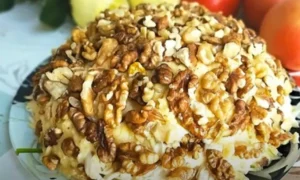 Салат с орехами на тарелке