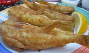 Жареная рыба на тарелке