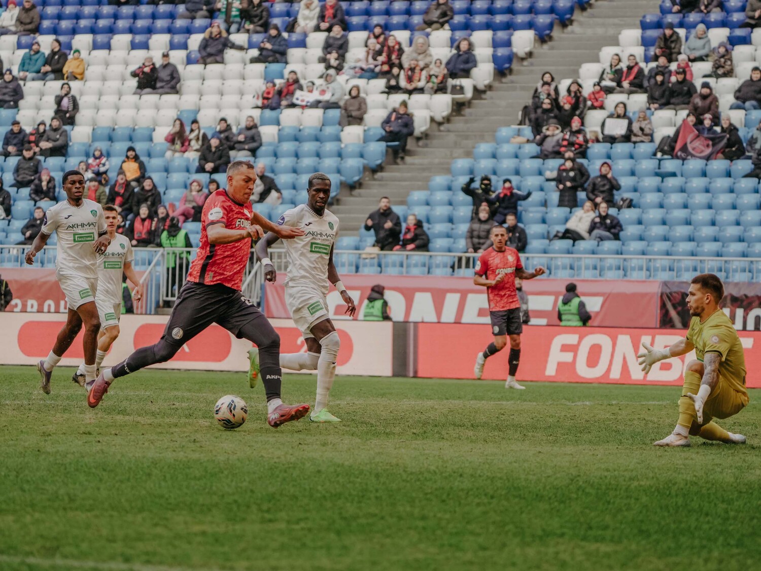 Артем Дзюба с мячом