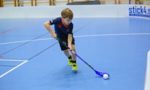 Флорболист с мячом