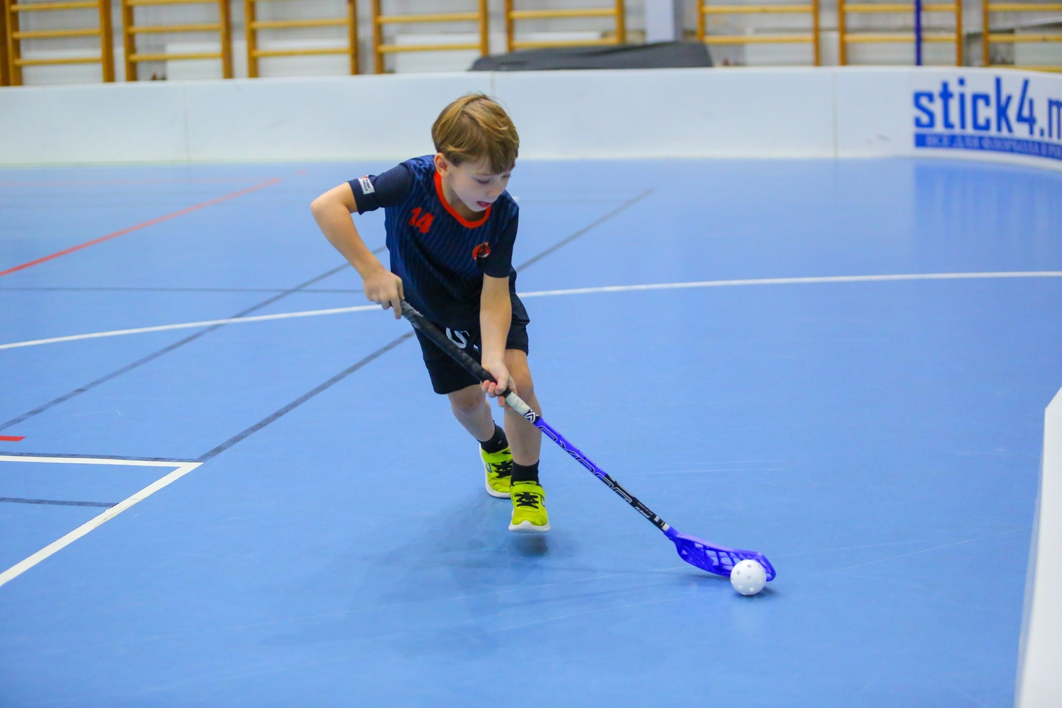 Флорболист с мячом