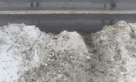 Снег на дороге