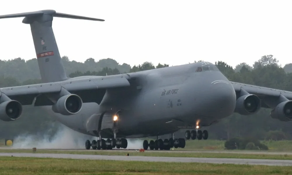 Американский транспортник C-5 Galaxy
