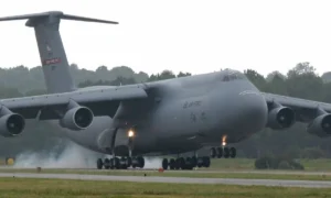 Американский транспортник C-5 Galaxy
