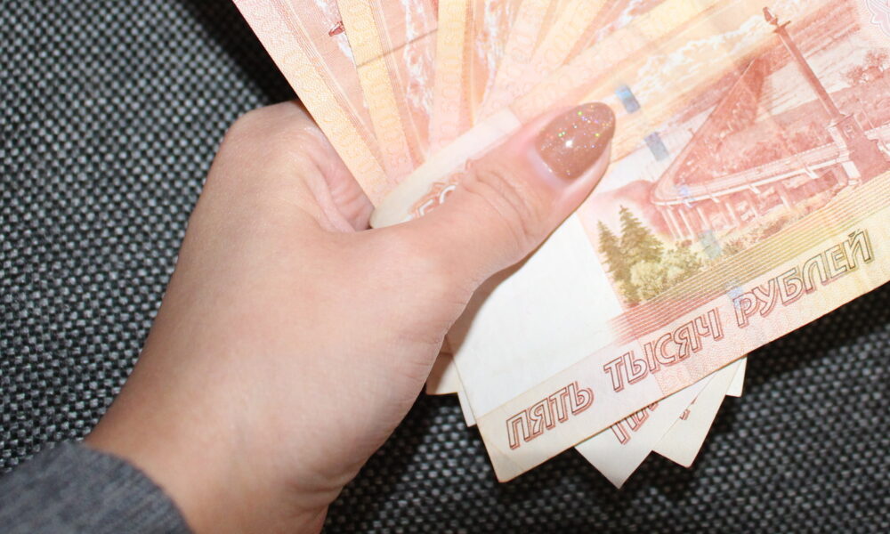 деньги в руках