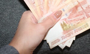 деньги в руках